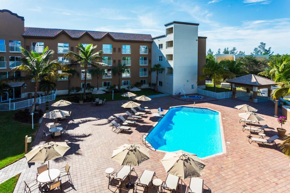 Holiday Inn Express & Suites Naples Downtown - 5Th Avenue By Ihg Exterior foto